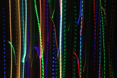 Renkli izlerden ya da ışık yörüngesinden gelen desenli soyut bulanık arkaplan