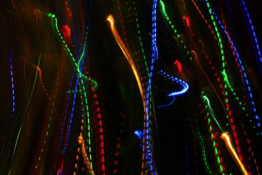 Renkli izlerden ya da ışık yörüngesinden gelen desenli soyut bulanık arkaplan