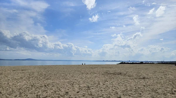 Meereslandschaft Mit Sandstrand Und Wunderschönem Himmel Mit Weißen Wolken Bulgarische — Stockfoto