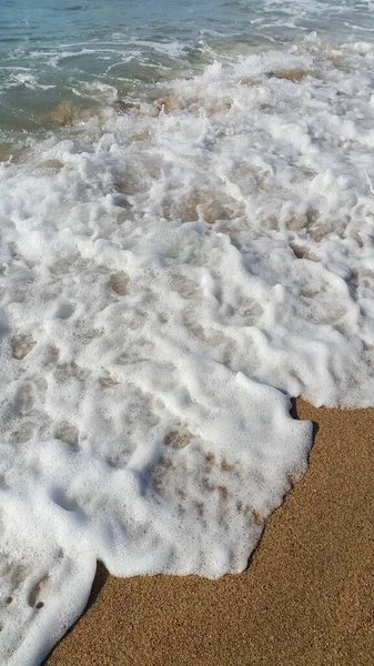 沙上有白色泡沫的海浪 近景自然背景 — 图库照片