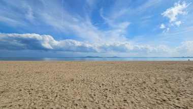Kumlu deniz manzarası ve beyaz bulutlu güzel gökyüzü, Bulgar Karadeniz kıyısı, Sarafovo bölgesi, Burgaz kenti