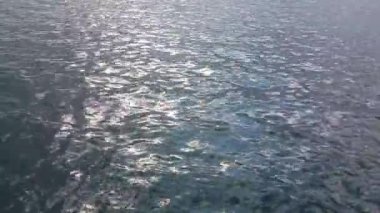 Deniz suyu dalgaları güneş ışığı yansıması ile yüzeye çıkar, çok güzel doğal arka plan. 