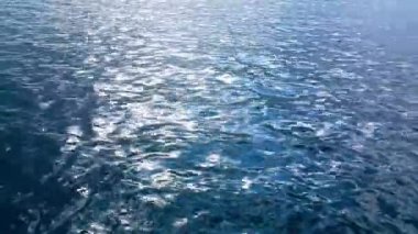 Deniz suyu dalgaları güneş ışığı yansıması ile yüzeye çıkar, çok güzel doğal arka plan. 