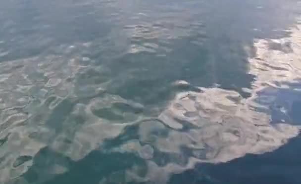 Deniz Suyu Dalgaları Güneş Işığı Yansıması Yansıtan Bulutlar Ile Yüzeye — Stok video
