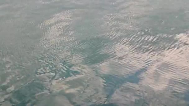 Havsvatten Med Ljus Och Moln Reflektion Närbild — Stockvideo