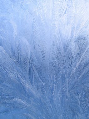 Kışlık pencere camında güzel bir buz deseni, doğal arka plan.