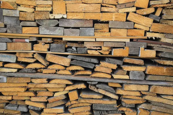 Eski ahşap tahtaların arka planı, testereyle kesilmiş ve güzel, doğal yakın çekim dokusu.