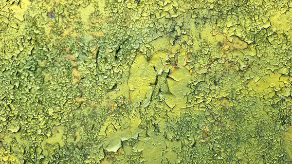 Sarı boyayla boyanmış yıpranmış beton duvarın yakın çekimi 