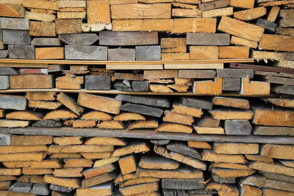 Eski ahşap tahtaların arka planı, testereyle kesilmiş ve güzel.