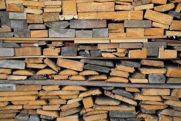 Eski ahşap tahtaların arka planı, testereyle kesilmiş ve güzel, doğal yakın çekim dokusu.