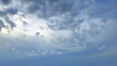 Koyu bulutlu güzel gökyüzü manzarası, doğal arka plan