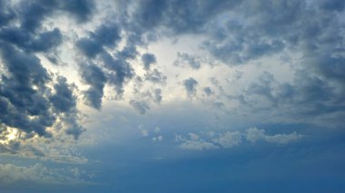 Gökyüzünde koyu mavi bulutlar, doğal arkaplan