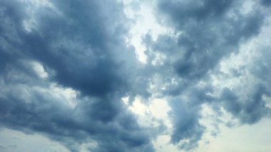 Gökyüzünde koyu mavi gök gürültüsü bulutları, doğal dramatik gökyüzü