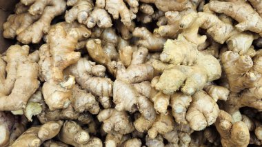 Zencefil kökü bir sebze standında, yakın plan doğal gıda arka planı