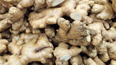 Zencefil kökü bir sebze standında, yakın plan doğal gıda arka planı