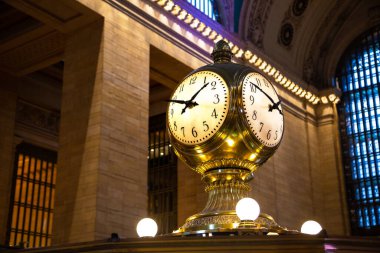New York, ABD 'de Manhattan' daki Grand Central İstasyon Terminalinin ana salonundaki klasik klasik saat.