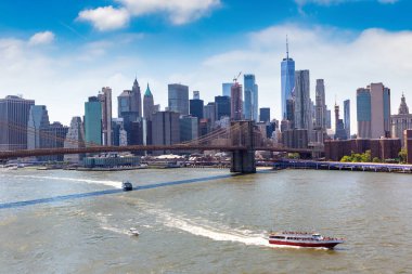 New York City, New York 'taki Brooklyn Köprüsü' nün panoramik manzarası.