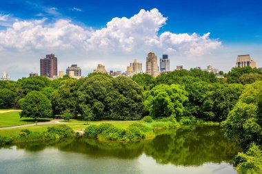 New York 'taki Central Park, New York, ABD' deki Kaplumbağa göleti üzerinde Manhattan 'ın panoramik manzarası