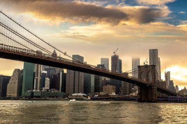 Brooklyn Köprüsü ve Manhattan şehir merkezinin panoramik gece görüntüsü New York City, ABD 'de gün batımından sonra