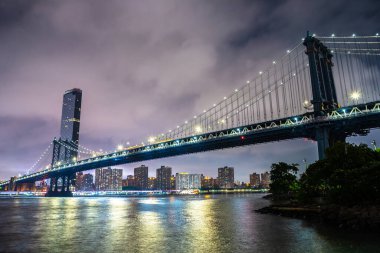 Manhattan Köprüsü ve Manhattan şehir merkezinin panoramik gece görüntüsü New York City, ABD 'de gün batımından sonra