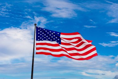 ABD bayrağı güzel bulutlarla gökyüzüne doğru dalgalanıyor