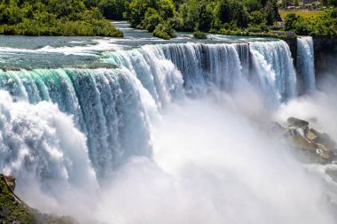 Amerika 'nın Niagara Şelalesi' ndeki Amerikan Şelalesi manzarası