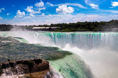 Amerika 'nın Niagara Şelalesi' ndeki Horseshoe Şelalesi manzarası