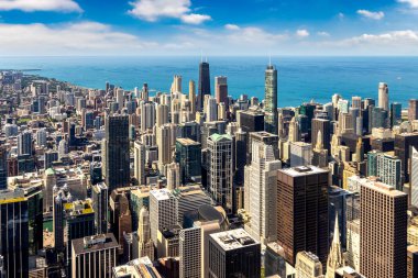Chicago ve Michigan Gölü 'nün panoramik şehir manzarası güneşli bir günde, Illinois, ABD