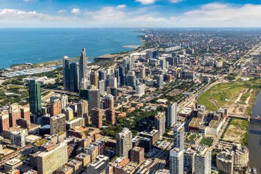 Chicago ve Michigan Gölü 'nün panoramik şehir manzarası güneşli bir günde, Illinois, ABD