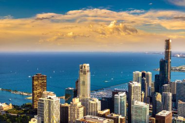 Chicago ve Michigan Gölü 'nün panoramik şehir manzarası gün batımında, Illinois, ABD