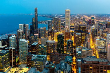 Chicago ve Michigan Gölü 'nün panoramik şehir manzarası geceleyin, Illinois, ABD