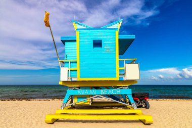 Cankurtaran kulesi ve Florida 'da güneşli bir günde Güney Sahili' nde sahil kurtarma aracı.