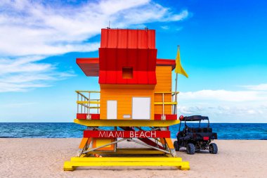 Cankurtaran kulesi ve Florida 'da güneşli bir günde Güney Sahili' nde sahil kurtarma aracı.