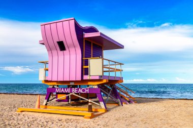 Florida, güneşli bir günde Miami Beach, Güney Sahili 'nde cankurtaran kulesi.