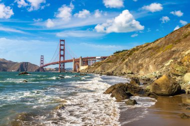 Golden Gate Köprüsü, San Francisco, Kaliforniya 'daki Marshall plajından görüldü.