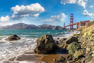 Golden Gate Köprüsü, San Francisco, Kaliforniya 'daki Marshall plajından görüldü.