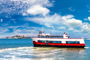 San Francisco, California, ABD 'deki Alcatraz hapishane adasına karşı feribot gemisi