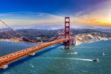 San Francisco 'daki Golden Gate Köprüsü' nün günbatımında panoramik görüntüsü, Kaliforniya, ABD