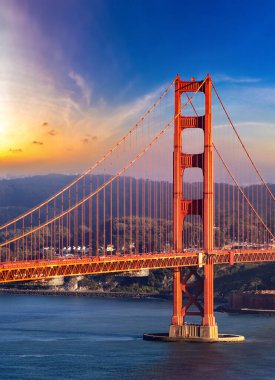 Golden Gate Köprüsü 'nün San Francisco, California, ABD' de günbatımında panoramik görüntüsü