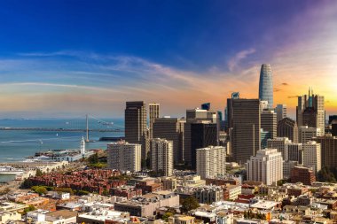 San Francisco 'nun günbatımında panoramik hava manzarası, Kaliforniya, ABD