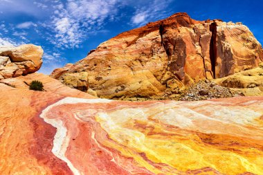Ateş Dalgası Vadisi Eyalet Parkı 'nda güneşli bir günde Nevada, ABD