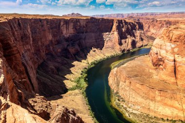 Güneşli bir günde Horseshoe Bend, Arizona, ABD