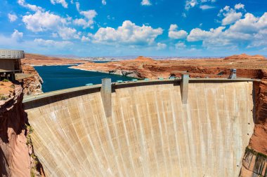 Güneşli bir günde Colorado nehrinde Glen Canyon Barajı, Arizona, ABD