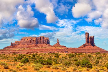 Güneşli bir günde Anıt Vadisi, Arizona, ABD