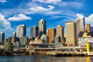 Elliott Körfezi 'ndeki Seattle manzarasının panoramik görüntüsü güneşli bir günde, Washington, ABD