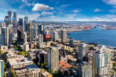 Seattle, ABD 'de güneşli bir günde arka planda Rainier Dağı' nın bulunduğu panoramik hava manzaralı Seattle iş bölgesi.