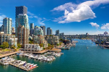 Vancouver, Kanada 'da güneşli bir günde Sahte Derenin panoramik hava görüntüsü