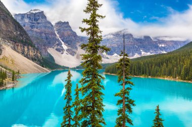 Moraine Gölü 'nün panoramik manzarası, Kanada Banff Ulusal Parkı