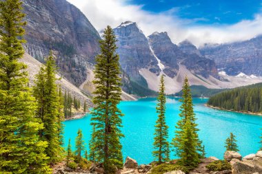 Moraine Gölü 'nün panoramik manzarası, Kanada Banff Ulusal Parkı