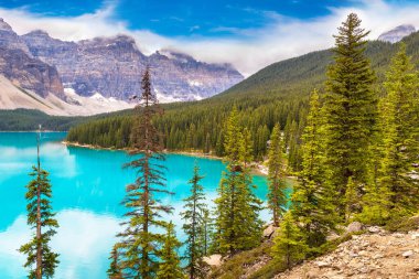 Moraine Gölü 'nün panoramik manzarası, Kanada Banff Ulusal Parkı